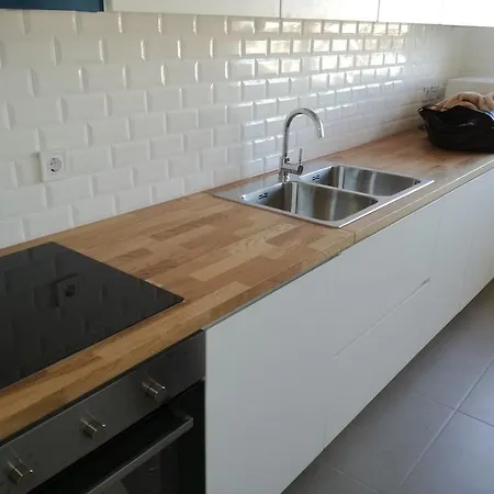 Elegant Apartment - 3 Bedrooms & Garage *
