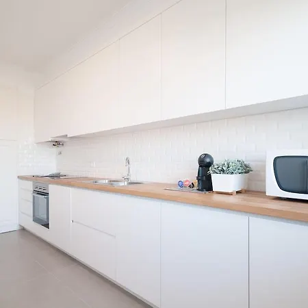 Elegant Apartment - 3 Bedrooms & Garage Apartment *
