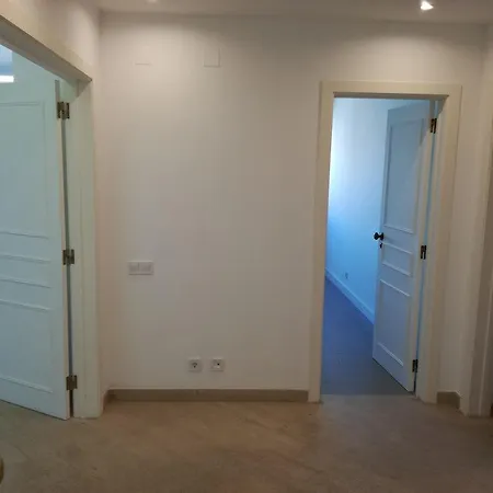 Elegant Apartment - 3 Bedrooms & Garage Apartment *