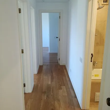 Elegant Apartment - 3 Bedrooms & Garage *