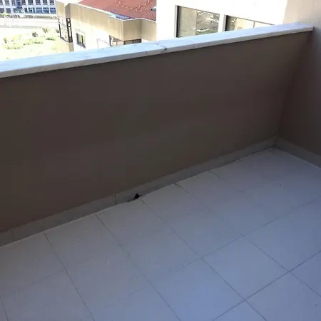 Elegant Apartment - 3 Bedrooms & Garage *